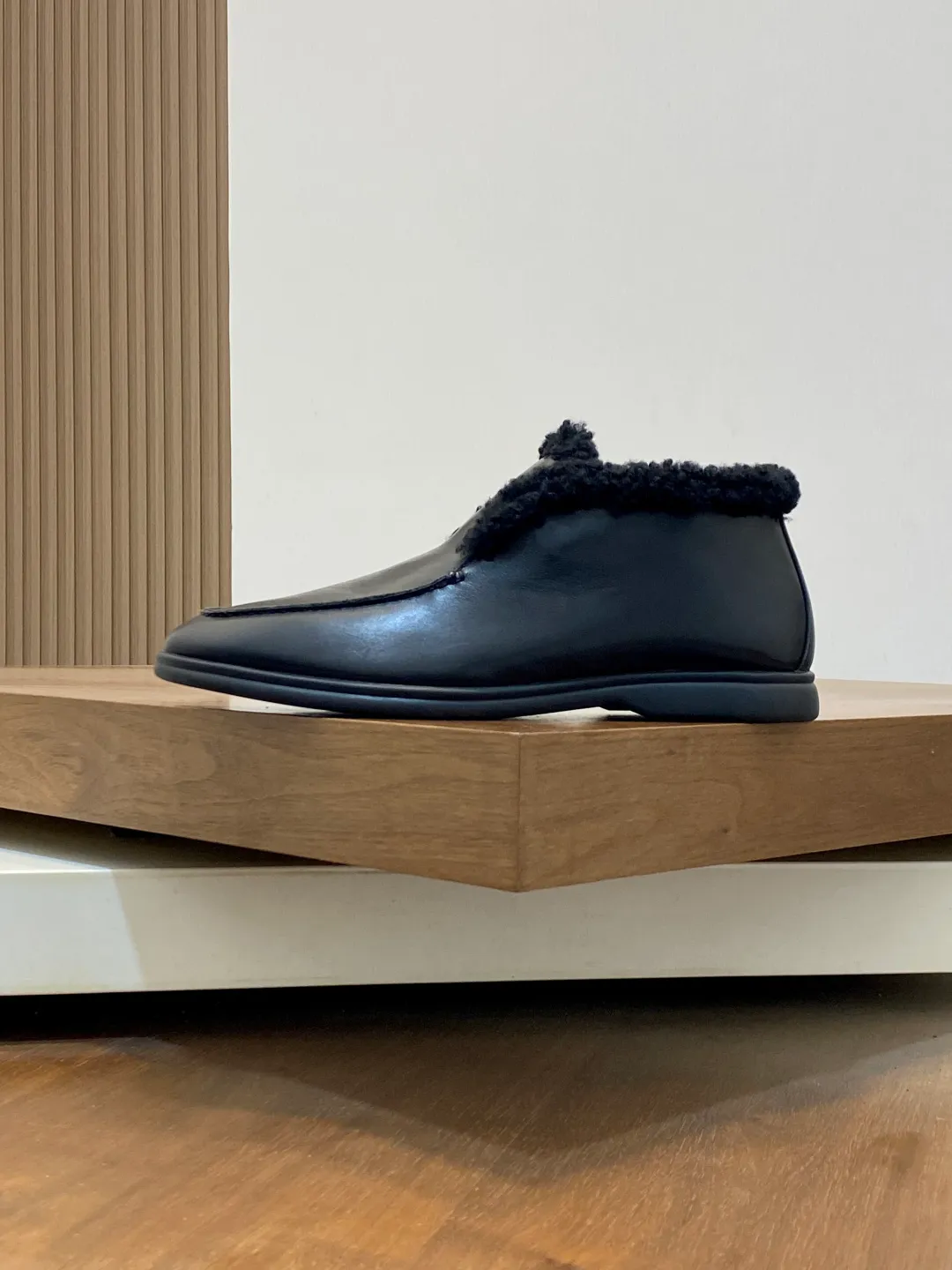 Men's Men's Shoes💰860 LoroPiana/nuoyoupiana men's new autumn and winter wool shoes, Dongguan-made raw materials are in great demand! This casual shoe is made of imported calfskin, with a full wool lining and insole for an extraordinarily comfortable and warm wearing experience. The ultra-light two-color rubber sole creates a charming modern aesthetic. There is an LP logo on the bottom. The style is simple and fashionable, and the upper foot is comfortable, warm and breathable! Comes complete with original box packaging! Size: 39-40-41-42-43-44 standard leather shoe size (45/46 can be customized but does not support returns)